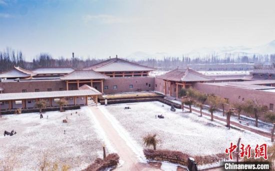 圖為雪落大漠古堡——敦煌山莊?！⊥醣筱y 攝
