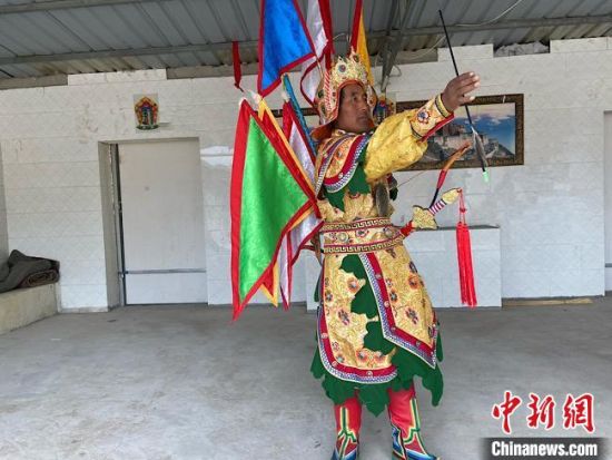 圖為完代才讓在外木村戲臺出演。　宋子昕 攝