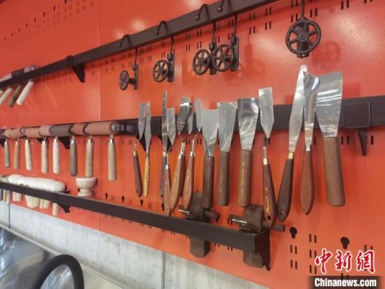 圖為徐晉林制作雕版敦煌壁畫所用工具。　閆姣 攝