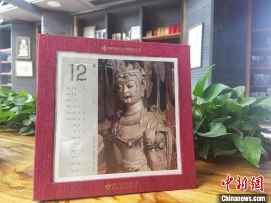 圖為徐晉林制作的敦煌題材的手工書《走進(jìn)沙漠敦煌——莫高窟與藏書票藝術(shù)》，深受讀者喜愛?！￠Z姣 攝