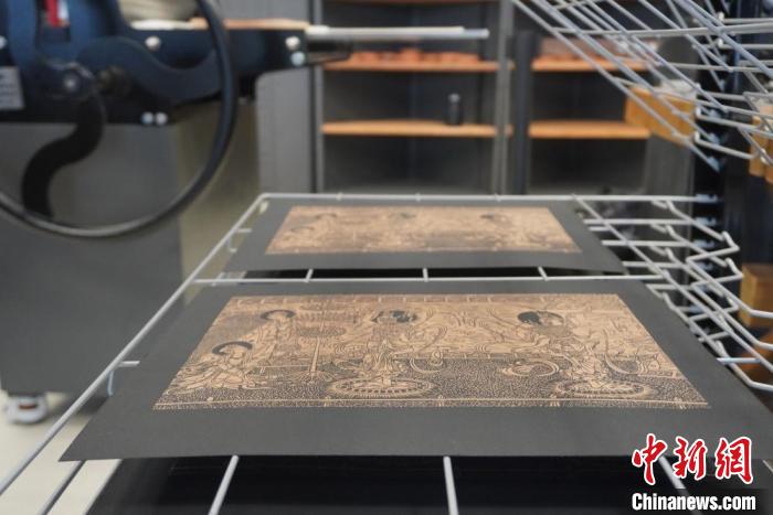 圖為徐晉林工作室制作的雕版敦煌壁畫印刷成品展示?！【琶赖┰?　攝