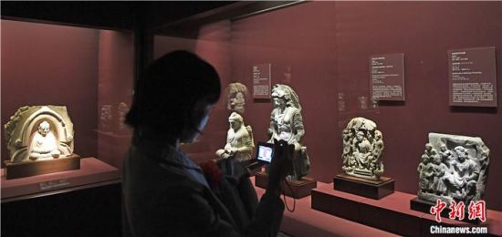 2018年8月，《平山郁夫的絲路世界——平山郁夫絲綢之路美術(shù)館文物展》在甘肅敦煌莫高窟開展。中新社記者 楊艷敏 攝