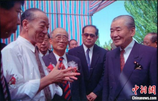 1994年8月，時(shí)任日本首相竹下登(右一)與時(shí)任敦煌研究院院長(zhǎng)段文杰在莫高窟親切交談。中新社發(fā) 婁婕 供圖