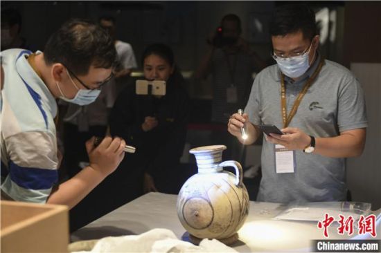 2020年6月，在長(zhǎng)沙博物館舉行“從地中海到中國(guó)：絲路寶藏——平山郁夫絲綢之路美術(shù)館藏文物展”前，專家開箱鑒定文物。中新社記者 楊華峰 攝