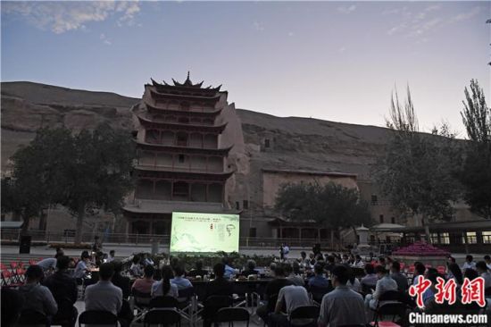 2018年8月，在敦煌莫高窟標(biāo)志性建筑“九層樓”前，《回顧平山郁夫先生的貢獻(xiàn)》座談會(huì)舉行。來(lái)自中日兩國(guó)的專家、學(xué)者共同懷念這位情系敦煌數(shù)十載的繪畫巨匠、中日友好的文化使者、世界文化遺產(chǎn)的守護(hù)者。中新社記者 楊艷敏 攝