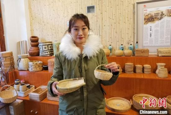 40多種精小玲瓏、純手工制作的新型盛食容器、居家工藝品等，每一件都令人愛(ài)不釋手?！●T志軍 攝