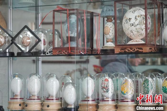 圖為吳義澤收藏柜內(nèi)的蛋雕作品?！【琶赖ぴ?攝