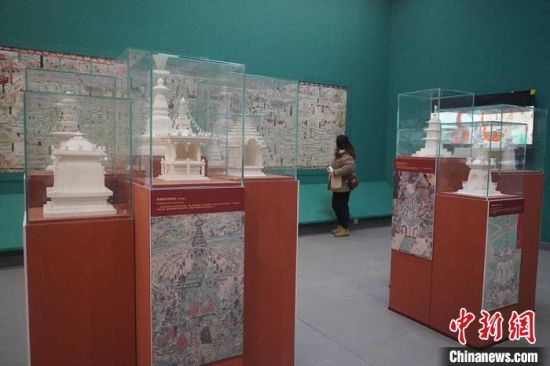 圖為觀眾欣賞數(shù)字復制壁畫?！【琶赖┰?攝