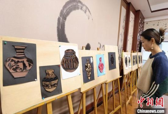 圖為學(xué)生用衍紙材料制作的彩陶紋飾?！⒂裉?攝