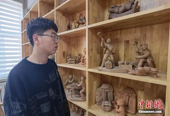 圖為學(xué)生介紹作品。 劉玉桃 攝