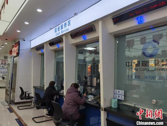 圖為蘭州市民在銀行兌換新鈔。　徐雪 攝