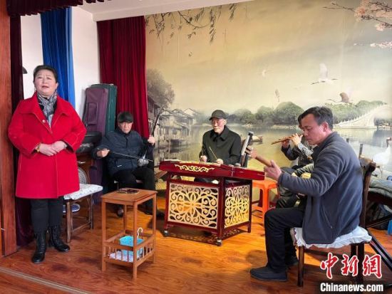 圖為蘭州鼓子表演者王常玉登臺演唱，她是這項入列國家級非物質(zhì)文化遺產(chǎn)的曲藝表演者中，為數(shù)不多的女演員?！堨下?攝