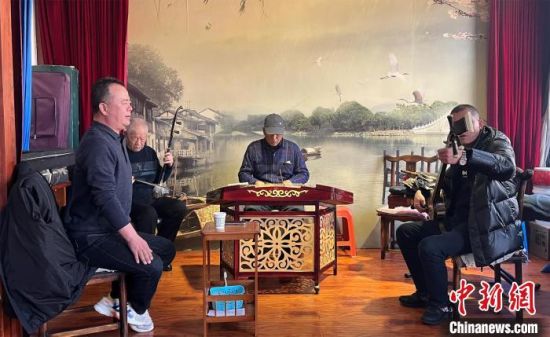 圖為蘭州鼓子愛好者在傳習所內(nèi)互相搭檔上臺演出。　張煜曼 攝