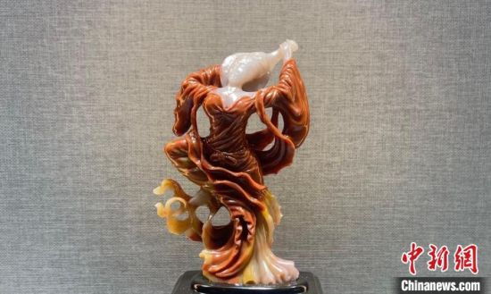 圖為翩然起舞的飛天玉雕?！「攥?攝