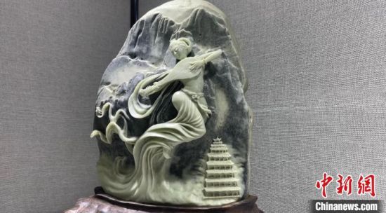 圖為李學(xué)平的玉雕作品?！「攥?攝