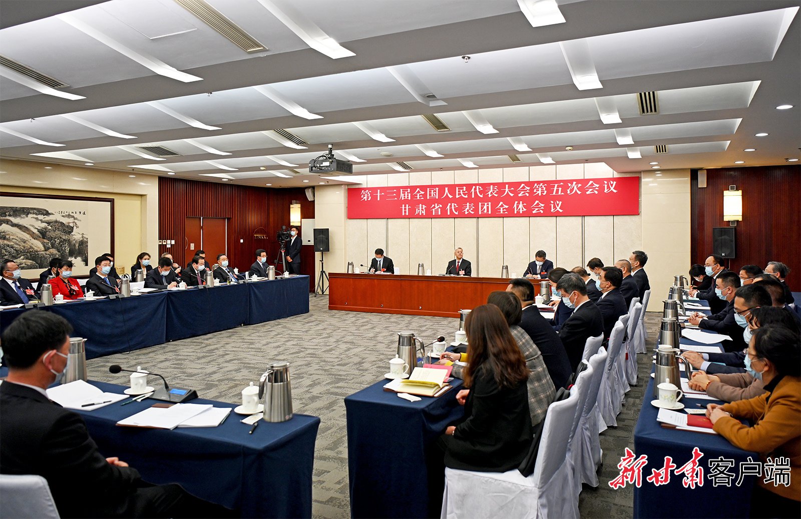 甘肅代表團(tuán)舉行全體會議，尹弘主持并講話