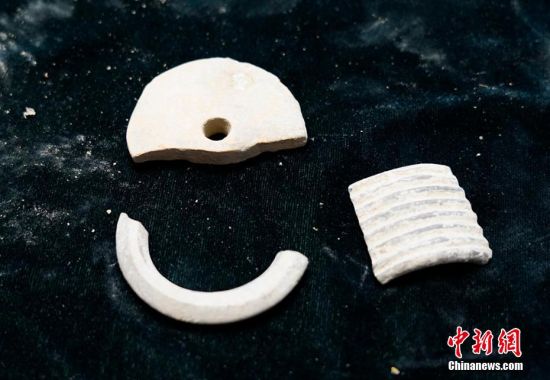 圖為靜寧縣賈河鄉(xiāng)竇坪村出土的佩飾。 夏劍鋒 攝