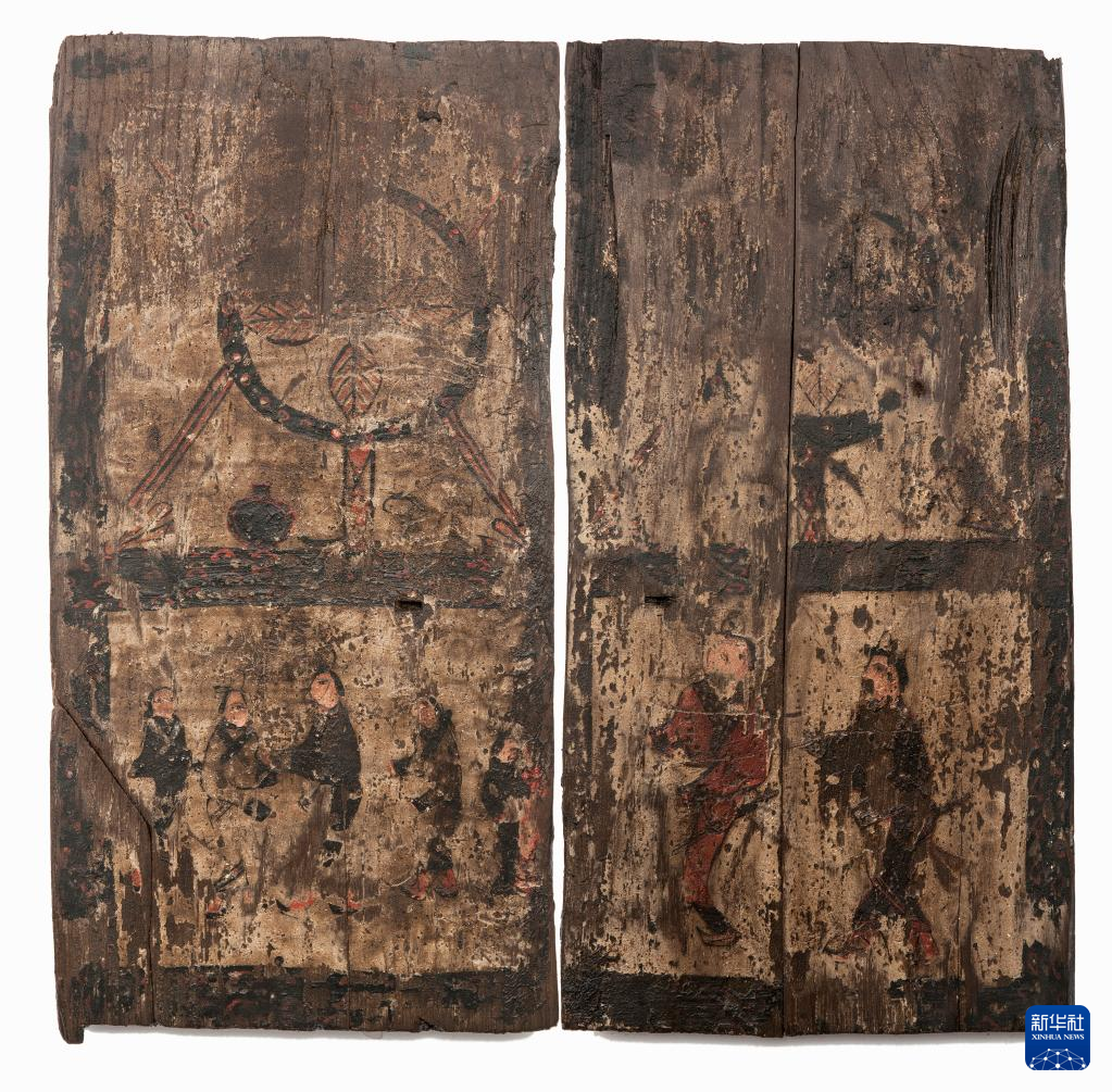 湖北云夢縣鄭家湖戰(zhàn)國秦漢墓地的一處板門繪畫（資料圖）。