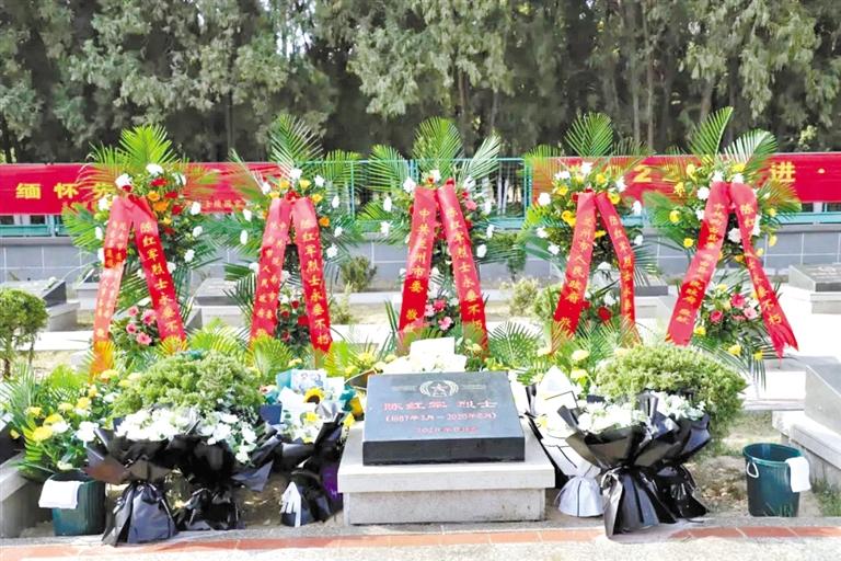 陳紅軍烈士墓前 這張“全家?！弊屓藴I目