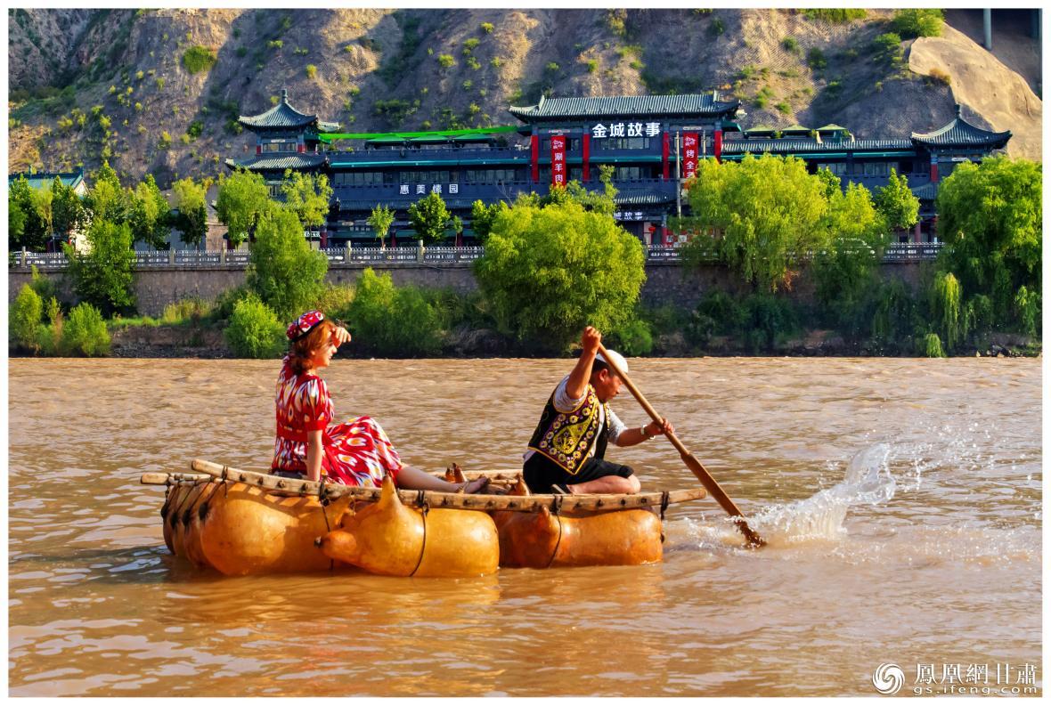 筏子客揮動(dòng)著劈波斬浪的船槳，槳聲中混搭著風(fēng)聲、水聲和男女對(duì)歌的花兒聲。蘭州市文旅局供圖