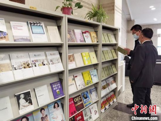 圖為國(guó)網(wǎng)甘肅電力黨校的職工書架?！⌒煅?攝