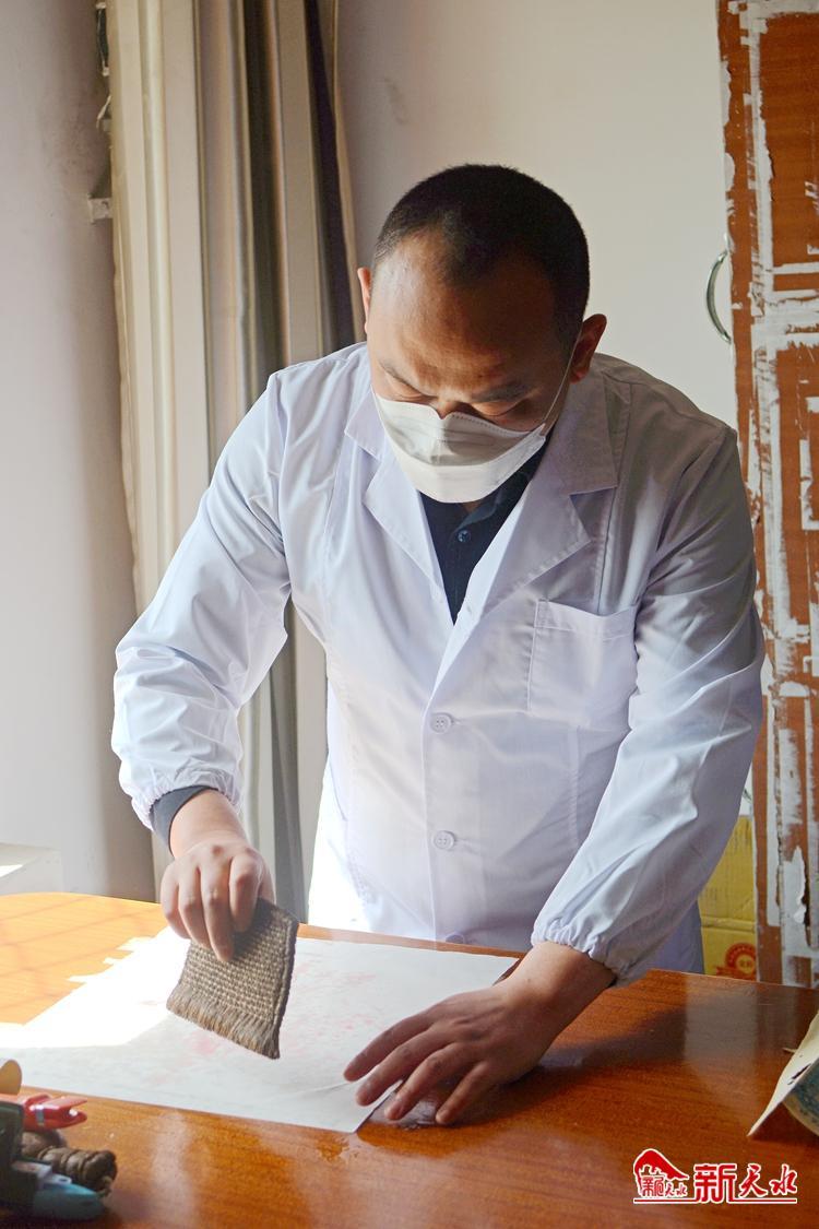 朽爛歷史檔案如何獲新生？看修復(fù)師“妙手回春”