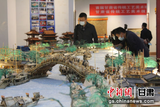 圖為參評(píng)作品牦牛角立體微雕“清明上河圖”。徐雪 攝