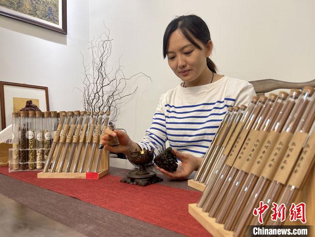 圖為魯雯展示燃香禮儀?！「攥?攝