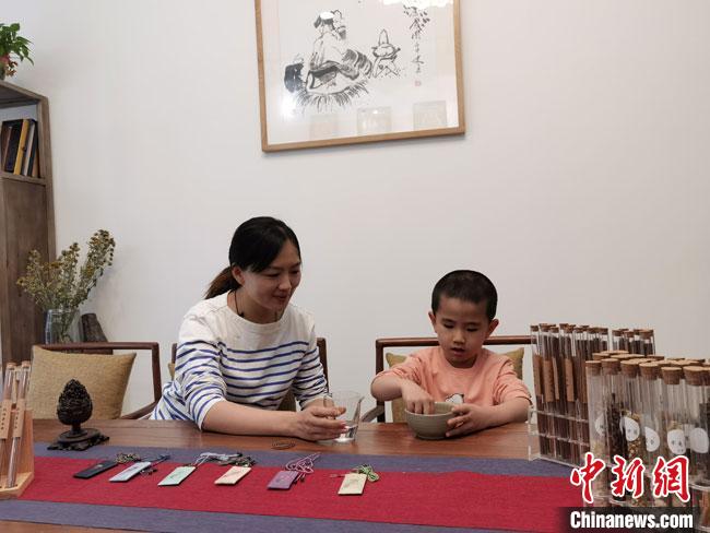 圖為魯雯為小學(xué)員授課和培訓(xùn)。　馮志軍 攝