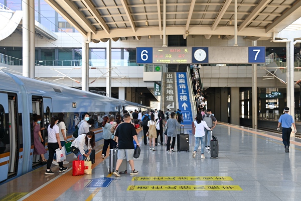 暑運大幕開啟。蘭州鐵路局供圖