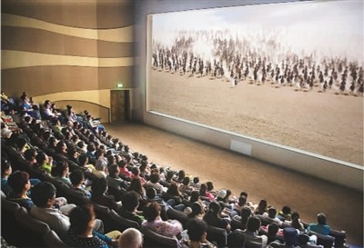 游客在莫高窟數(shù)字展示中心觀看主題電影《千年莫高》。