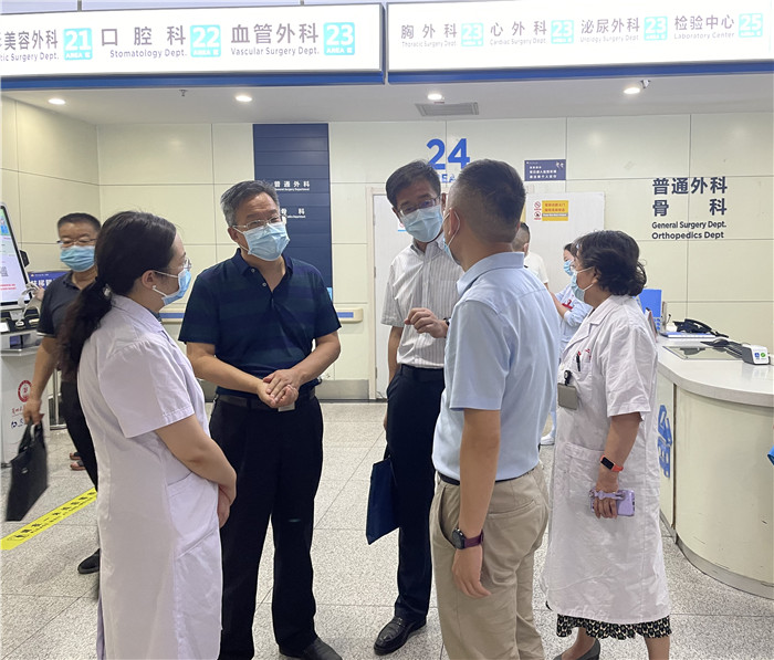 7月12日，甘肅省紀委監(jiān)委派駐省衛(wèi)健委紀檢監(jiān)察組紀檢監(jiān)察干部在蘭大二院門診開展疫情防控監(jiān)督檢查。魏雪 攝.jpg