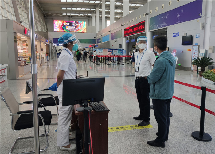 7月15日，金昌市金川區(qū)紀委監(jiān)委駐區(qū)委政法委紀檢監(jiān)察組在金昌機場監(jiān)督檢查疫情防控措施落實情況。王曉梅攝.jpg