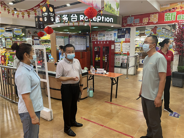 7月15日，酒泉市玉門市疫情防控督查組在隴商聯(lián)華超市監(jiān)督檢查疫情防控措施落實情況。 .jpg