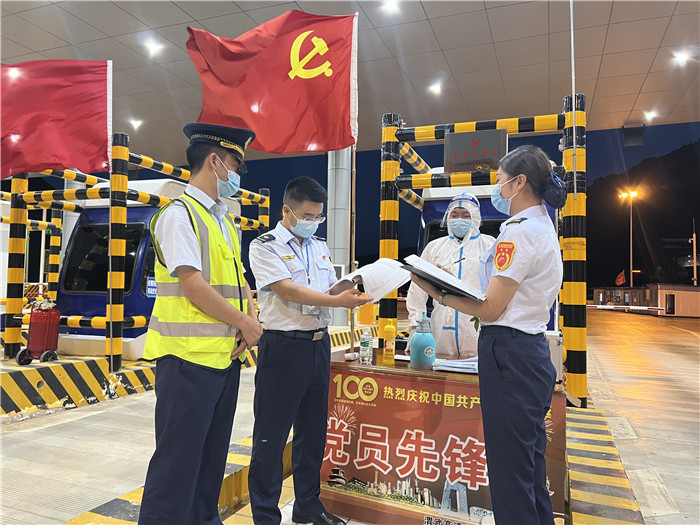 7月16日，甘肅省公航旅渭武高速運營公司紀檢監(jiān)察干部深入宕昌西收費站督查疫情防控措施落實情況。陳強 攝.jpg