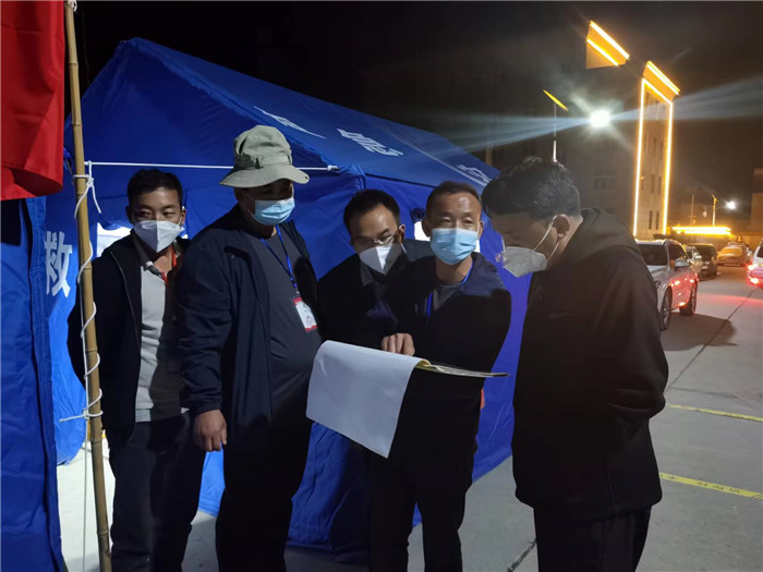 7月19日，甘南州瑪曲縣紀委監(jiān)委督查組在德吉小區(qū)卡點督導疫情防控工作。仲海濤 攝.jpg