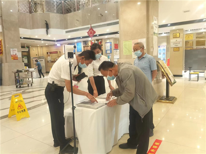 金昌市金川區(qū)紀委監(jiān)委駐區(qū)人大機關紀檢監(jiān)察組在花城錦都大酒店監(jiān)督檢查疫情防控工作。王文海 攝 .jpg