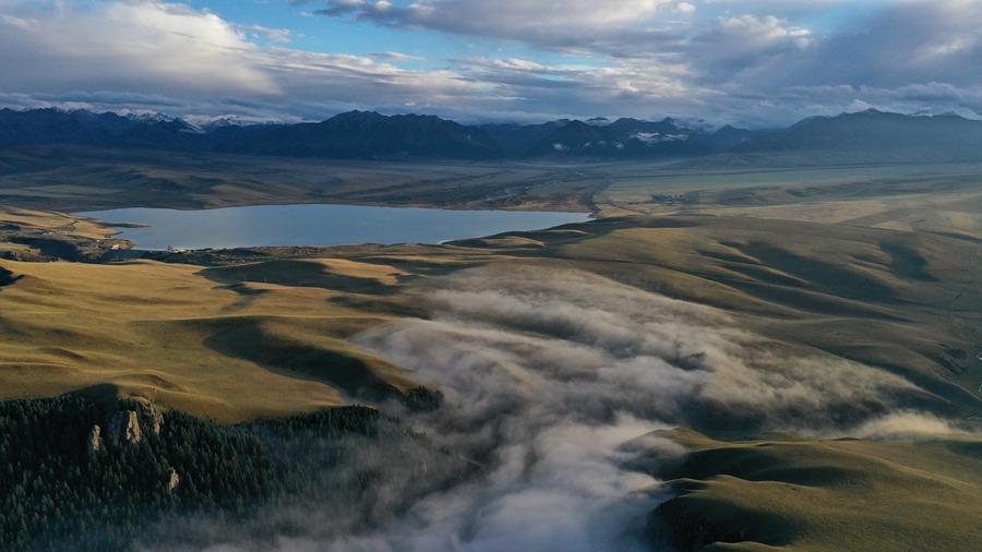甘肅山丹馬場：峽谷云霧似仙境。 王超攝