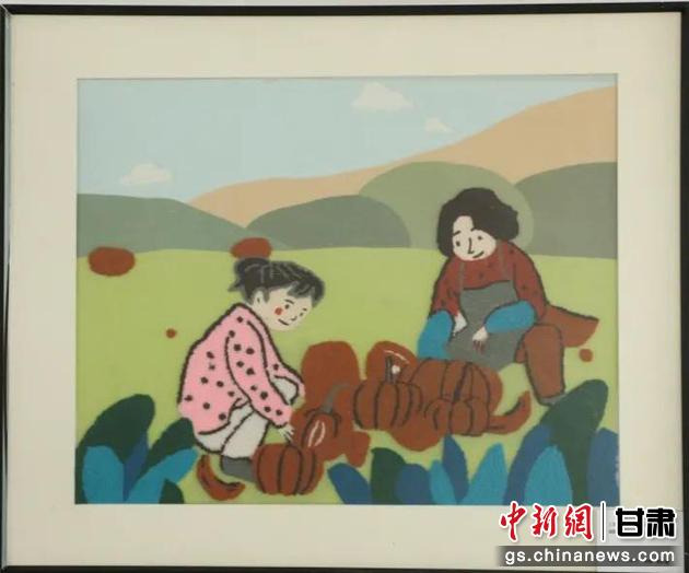 嘉峪關(guān)市新城鎮(zhèn)新城村農(nóng)業(yè)產(chǎn)業(yè)園區(qū)內(nèi)，母女兩人在摘南瓜。刺繡 馬艾米乃 繡稿 敬紅霞