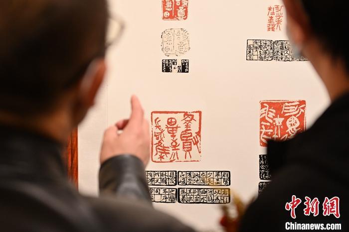 圖為甘肅蘭州，參展作品吸引參觀者。 中新社記者 李亞龍 攝