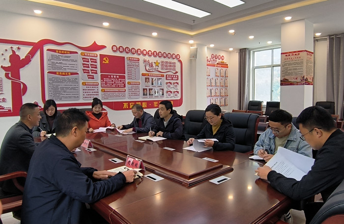 10月19日，康縣紀委監(jiān)委組織部分班子成員，辦公室、信訪室、案管室、審理室、紀檢監(jiān)察室等相關(guān)工作人員開展黨的二十大報告專題討論。.jpg