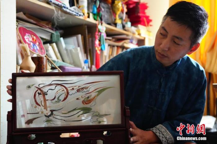 圖為劉云帆展示敦煌元素的刺繡作品。 中新社發(fā) 謝秉錫 攝