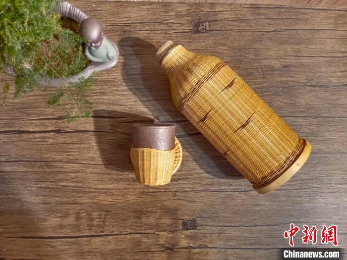 圖為竹編暖壺套。(資料圖) 甘肅省非遺保護(hù)中心供圖