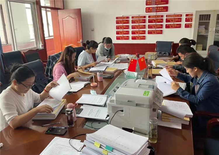 2022年9月12日，甘南州碌曲縣紀委監(jiān)委發(fā)揮”室組地“聯(lián)動機制，在縣衛(wèi)健系統(tǒng)開展八個重點領域?qū)ｍ椂讲椤?jpg