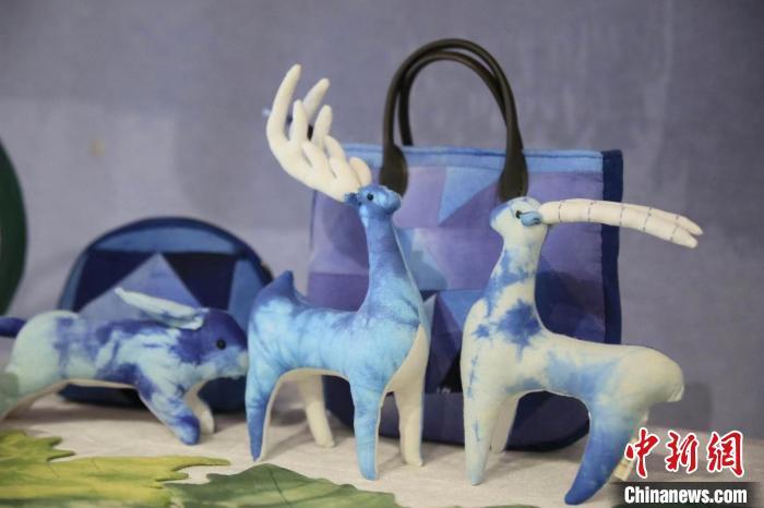 圖為許靜的非遺文創(chuàng)作品。(資料圖) 甘肅省非遺保護(hù)中心供圖