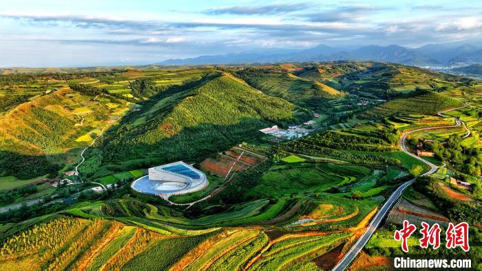 航拍視角下的樺林古動(dòng)物化石埋藏原址館。該館位于臨夏州和政縣。(資料圖) 和政宣傳部供圖