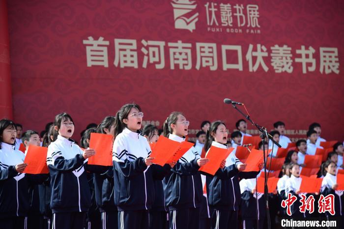 圖為學(xué)生們在開幕式上誦讀經(jīng)典。　梁照曾 攝