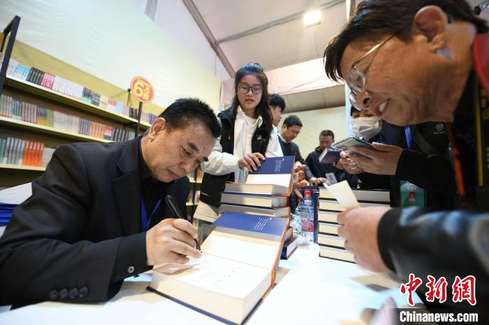 圖為作家王躍文現(xiàn)場簽名售書。　梁照曾 攝