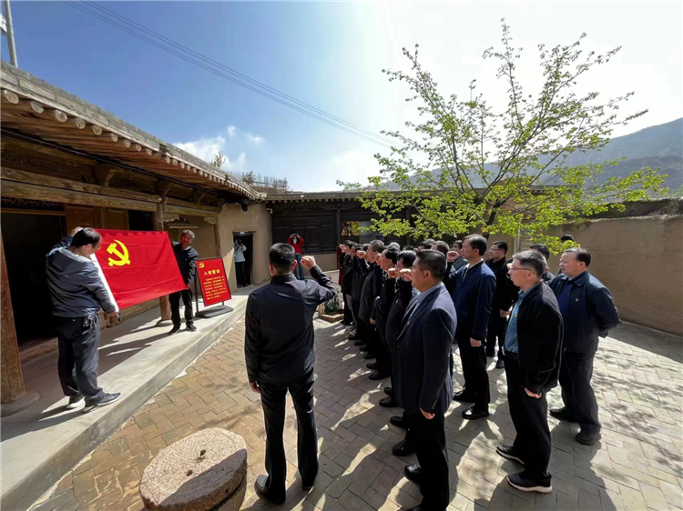圖為臨夏州紀(jì)委監(jiān)委組織黨員干部在東鄉(xiāng)縣布塄溝黨史教育基地開展革命教育活動，賡續(xù)紅色血脈、汲取奮進(jìn)力量、激發(fā)干事熱情。.png