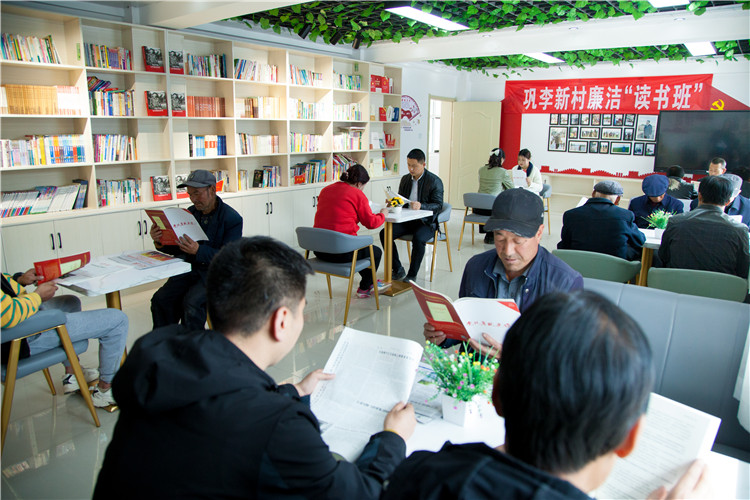 隴南市禮縣開展廉潔書籍進(jìn)農(nóng)家書屋活動，圖為羅壩鎮(zhèn)鞏李新村舉辦的“廉潔讀書班”。.jpg